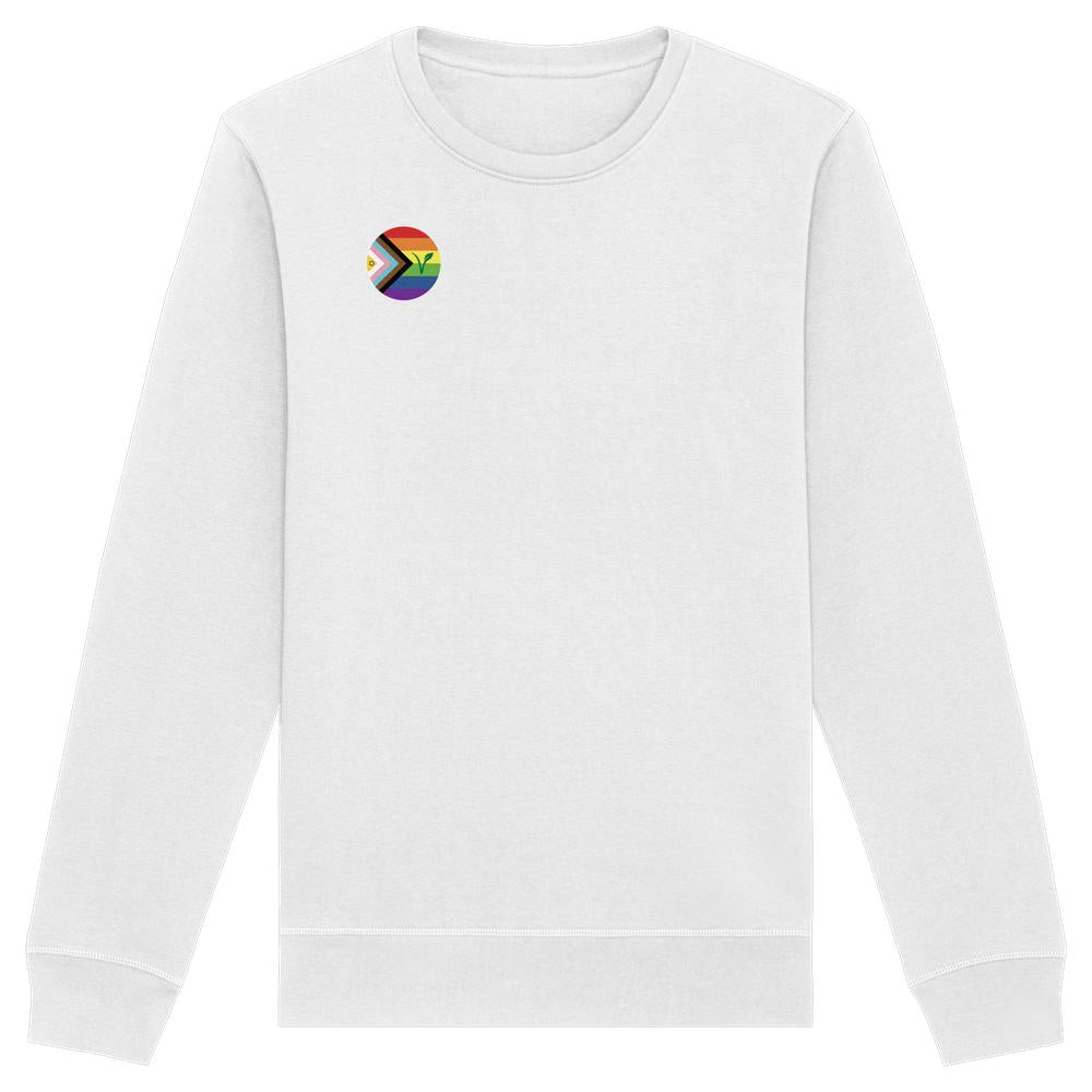 LGBTQIA+ VEGAN Sweatshirt: Weißes Langarm-Sweatshirt mit kleinem Fortschritt-Regenbogen-Pride-Flaggen-Abzeichen auf der linken Brust, aus Bio-Baumwolle und recyceltem Polyester.
