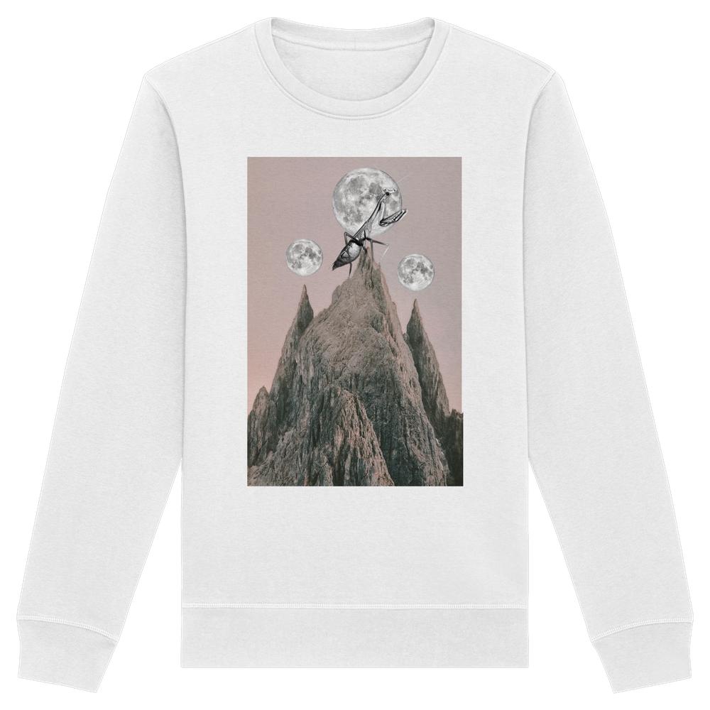 Vegan und Bio Unisex Sweatshirt: Gottesanbeterin, zeigt surrealen Berggipfel mit großer Gottesanbeterin, die den Mond hält, unter rosigem Himmel.