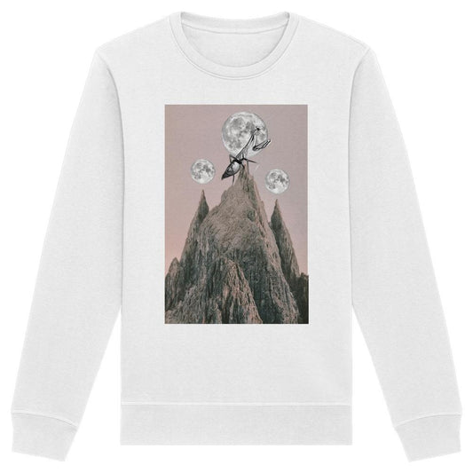 Vegan und Bio Unisex Sweatshirt: Gottesanbeterin, zeigt surrealen Berggipfel mit großer Gottesanbeterin, die den Mond hält, unter rosigem Himmel.