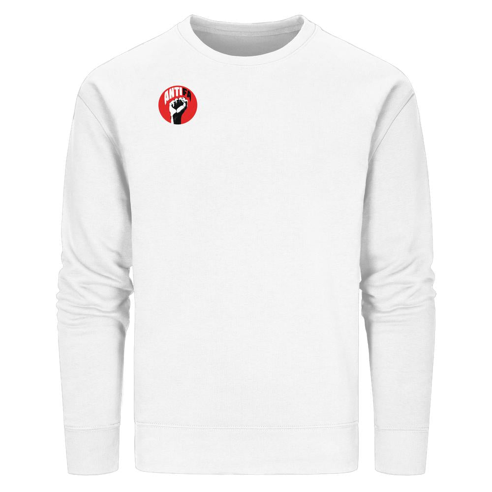 Unisex Sweatshirt mit ANTIFA-Design: Weiß, Rundhals, kleine rote Grafik mit schwarzer Faust links auf Brust. Hergestellt aus Bio-Baumwolle und recyceltem Polyester, normaler Schnitt.