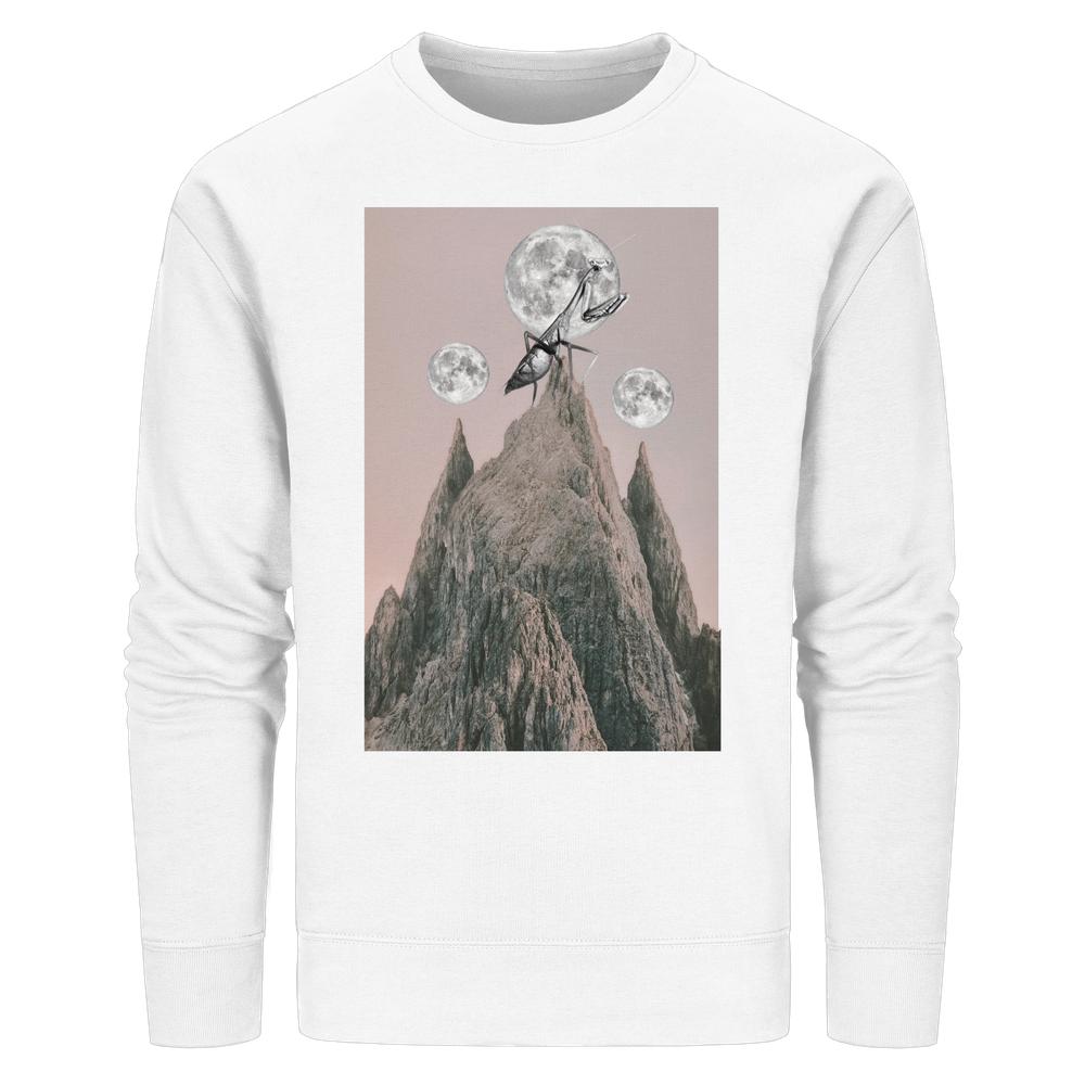 Vegan und Bio Unisex Sweatshirt: Gottesanbeterin, mit surrealem Motiv eines Berggipfels, riesiger Ameise und Mond auf weißem Crewneck, nachhaltige Materialien.
