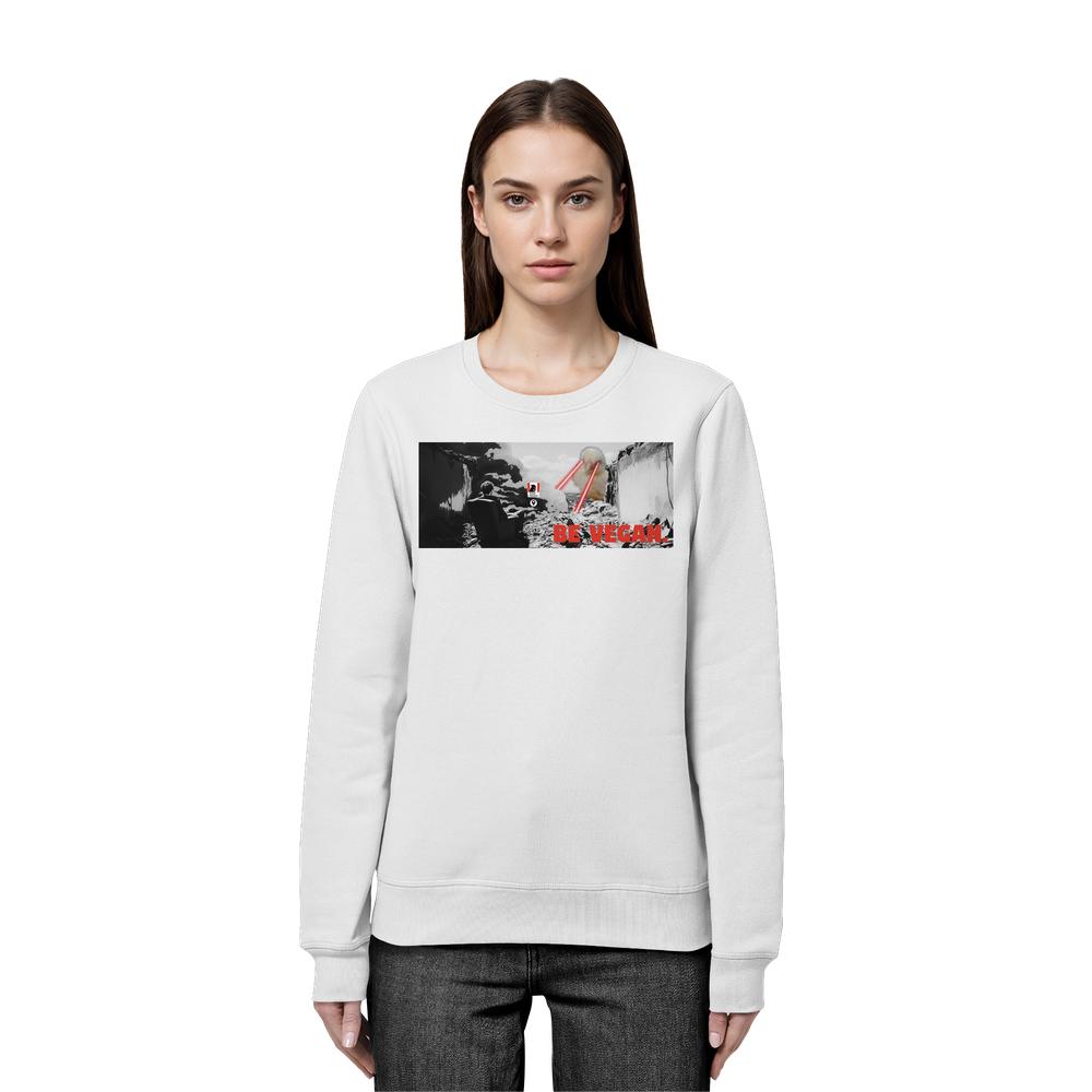 Model trägt ein weißes Vegan und Bio Sweatshirt: BE VEGAN. mit schwarzem Landschaftsmotiv, roten Essstäbchen und rotem Text, aus Bio-Baumwolle und recyceltem Polyester.