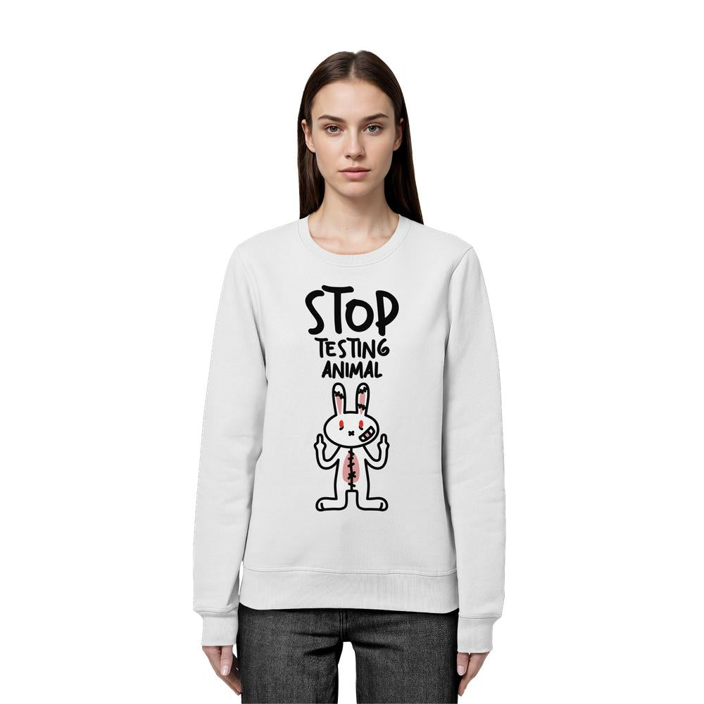 Junge Frau trägt das Vegan und Bio: Angry Rabbit - Animal Rights - Organic Basic Unisex Sweatshirt mit rebellischem Hasenmotiv und Slogan gegen Tierversuche.