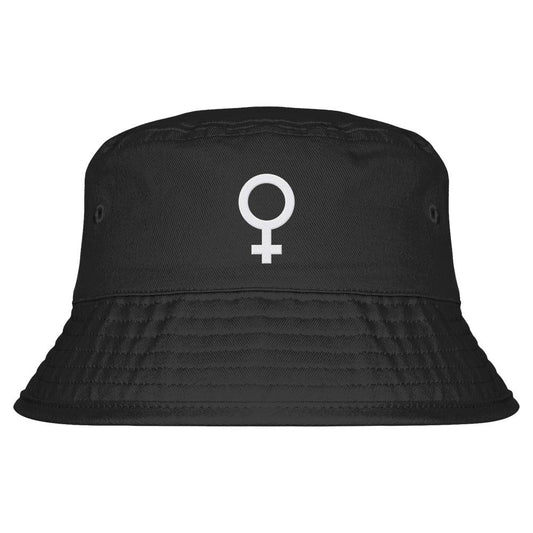 Schwarzer Bio-Baumwoll-Bucket Hat mit weißem Venussymbol, symbolisiert den feministischen Kampf. Unisex, mit UPF50+ Sonnenschutz, handgefertigt aus nachhaltigem Material.