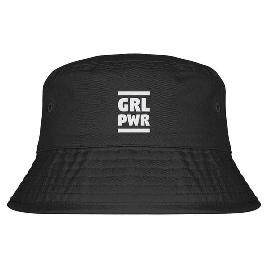 Schwarzer Bucket Hat mit GRL PWR in weißen Blockbuchstaben, vegan und umweltfreundlich hergestellt aus Bio-Baumwolle, verkörpert eine feministische Botschaft von RUDE REBEL.