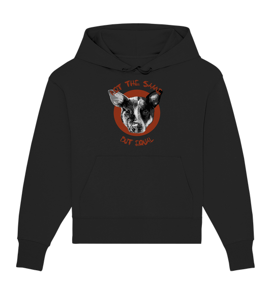 Vegan, Organic & Recycled Oversized Hoodie: Pig - Dog “Not the same but equal” (Hund und Schwein Gesicht in der Mitte geteilt und zusammen gesetzt, roter Kreis im HIntergrund, roter Schriftzug, die Tiere in schwarz Weiß, Animal Rights) in schwarz