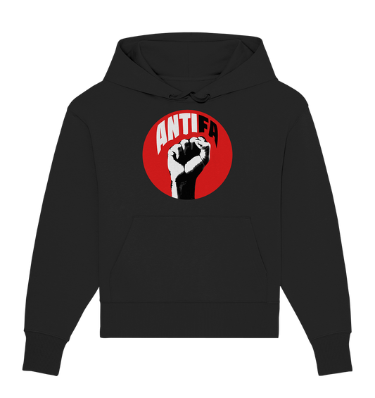 Vegan, Organic & Recycled Oversized Hoodie: Antifa - Kampf gegen Rechts (bedruckt mit Fotografie einer Faust in Graustufen, darüber Schriftzug in schwarz weiß "ANTIFA", roter Kreis als Hintergrund, Antifa Merch, Gegen Rechts, gegen Rassismus, Gegen Faschismus, FCK NZS) in schwarz