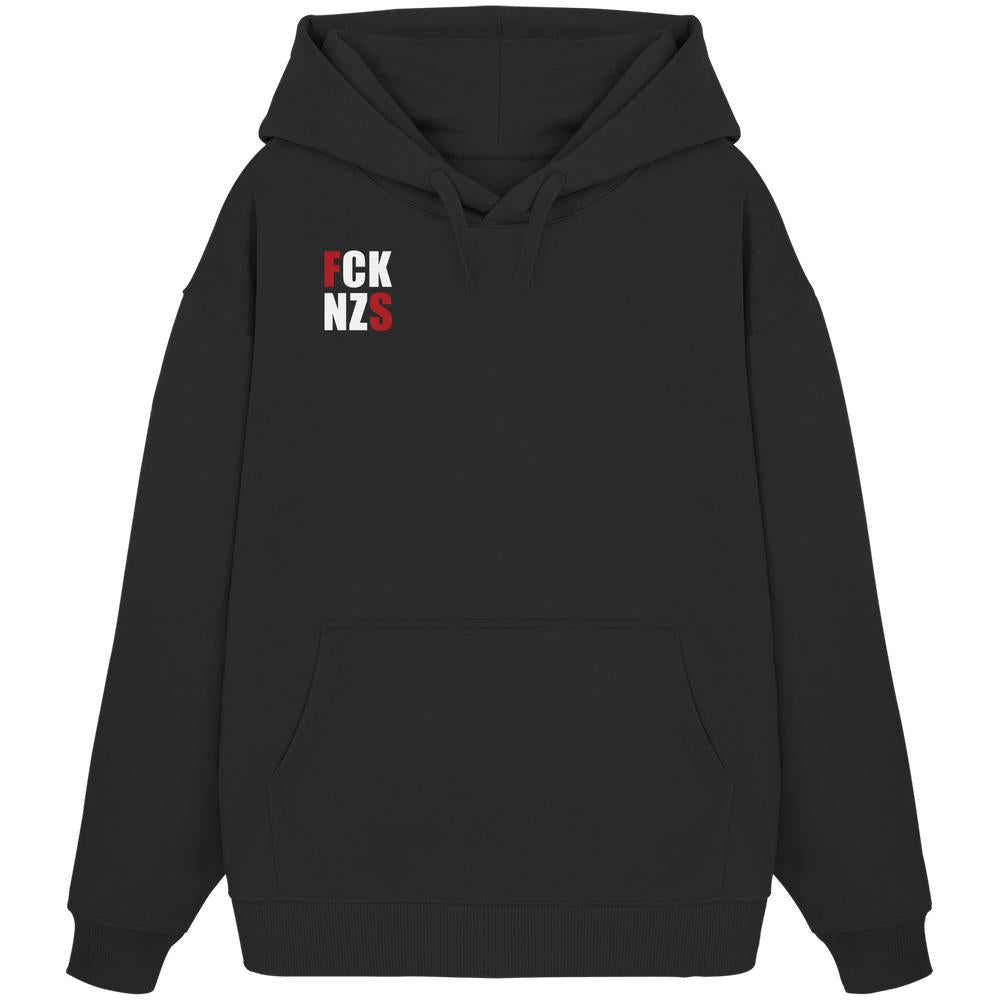 Vegan und Bio Oversized Hoodie: FCK NZS mit roten Highlights, schwarzer Pullover mit Kängurutasche, Kapuze und auffälligem Statement-Print auf der linken Brust.