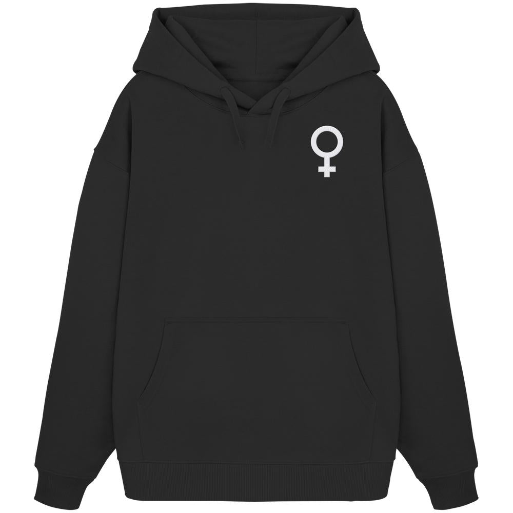 Schwarzer Oversized Hoodie aus Bio-Baumwolle mit weißem Venus-Symbol auf der Brust, Kängurutasche und Kapuze; verkörpert feministische Werte und Nachhaltigkeit.