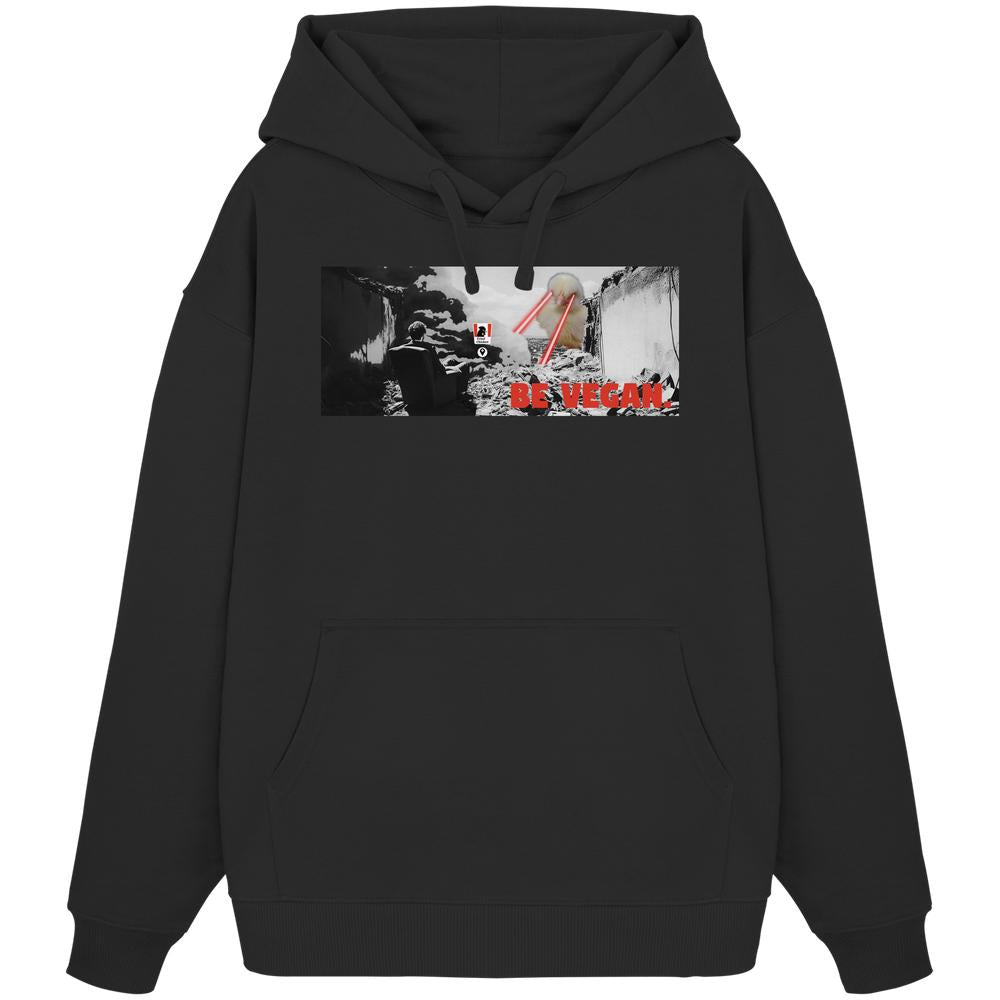 Vegan und Bio Oversized Hoodie: BE VEGAN. - Dystopische Szene mit Tiersymbolik und rotem Slogan, rebellisch und nachhaltig aus 100% Bio-Baumwolle gefertigt.