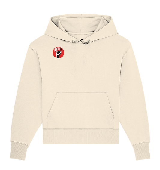 Vegan, Organic & Recycled Oversized Hoodie: Antifa - Gemeinsam gegen Rechts (bedruckt mit stilisierter Faust und darüber das Wort ANTIFA in fetter Schrift, alles in schwarz weiß, auf rotem runden Hintergrund, antifa merch, Antifaschistische Kleidung, Kleidung gegen Rechtsextremismus) in beige