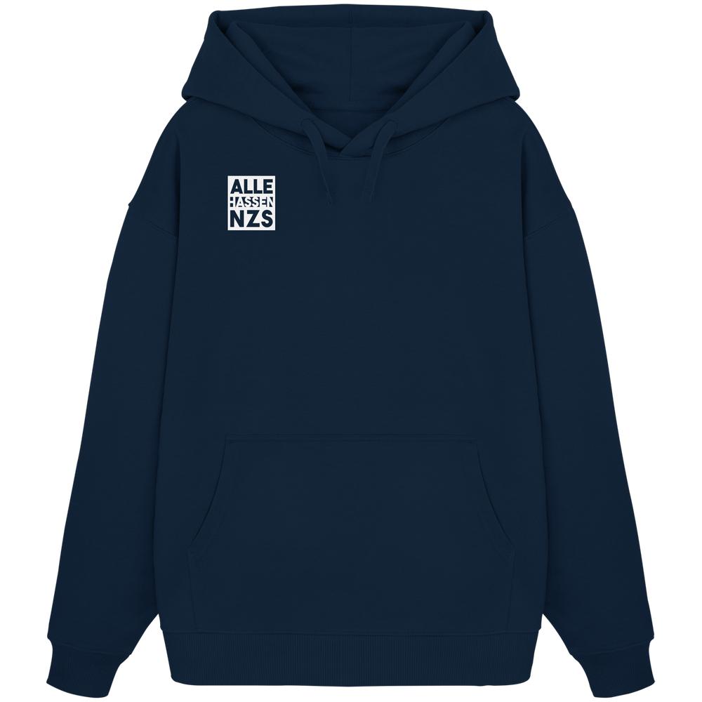 Vegan und Bio Oversized Hoodie: ALLE HASSEN NZS! Navy Hoodie mit Kängurutasche, bedruckt mit kleinem quadratischen Motiv und durchgestrichenem Text HASSEN auf der linken Brust.