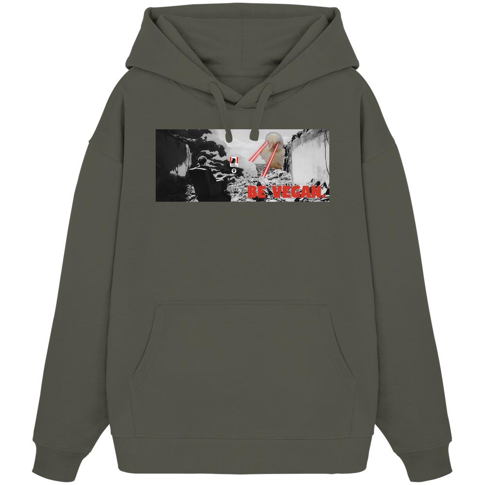 Vegan und Bio Oversized Hoodie: BE VEGAN mit apokalyptischem Motiv, zeigt Mensch gegen Schweinskopf mit Laseraugen. Hergestellt aus 100% Bio-Baumwolle.