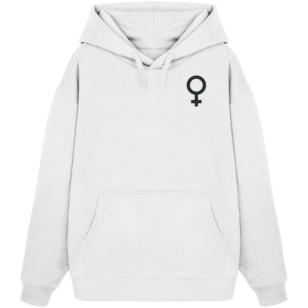 Weißer Oversized-Hoodie aus Bio-Baumwolle mit Kängurutasche und kleinem schwarzen Venus-Symbol, symbolisiert den feministischen Kampf.