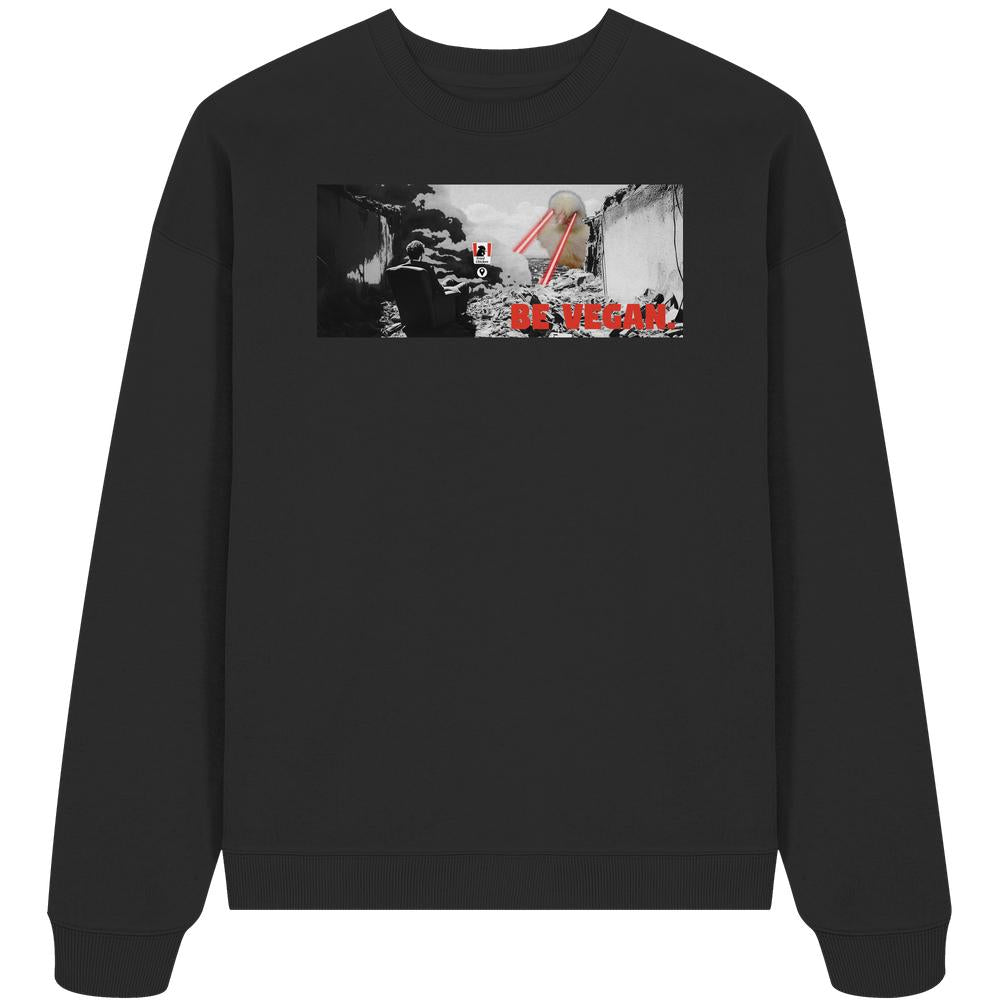 Vegan und Bio Oversized Sweatshirt: BE VEGAN. - Schwarzes Sweatshirt mit apokalyptischem Grafikdruck und BE VEGAN-Slogan, symbolisiert tierische Macht. Nachhaltige, rebellische Mode aus Bio-Baumwolle.