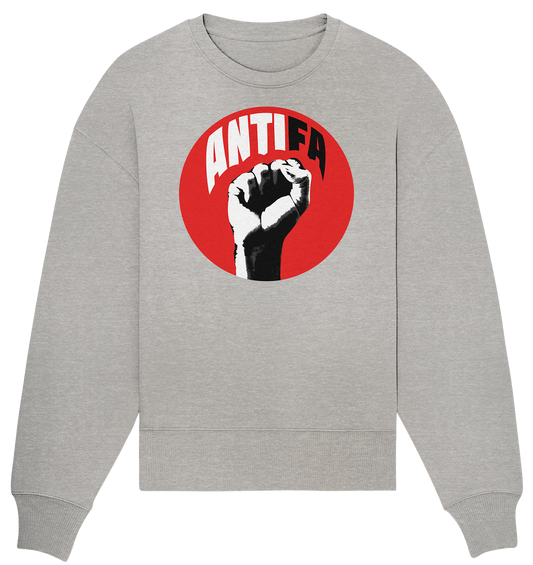 Vegan, Organic & Recycled Oversized Sweatshirt: Antifa - Kampf gegen Rechts (bedruckt mit Fotografie einer Faust in Graustufen, darüber Schriftzug in schwarz weiß "ANTIFA", roter Kreis als Hintergrund, Antifa Merch, Gegen Rechts, gegen Rassismus, Gegen Faschismus, FCK NZS) in grau meliert