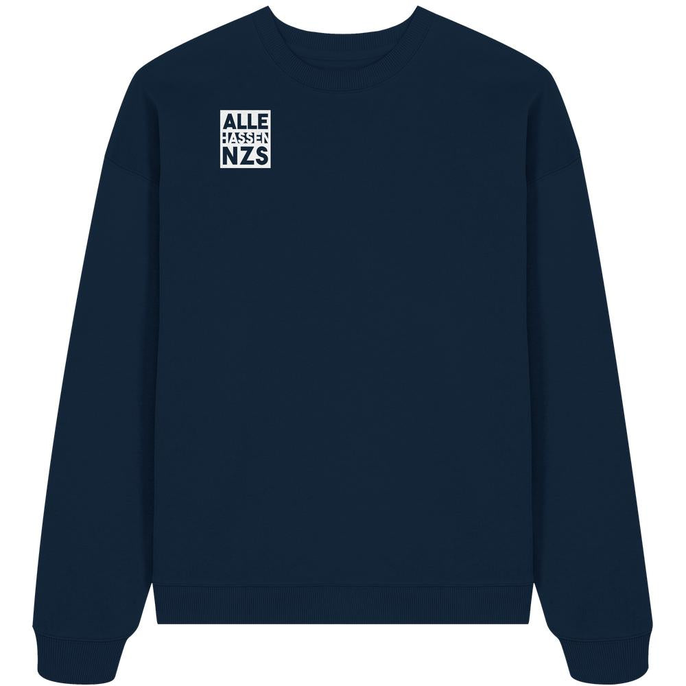 Dunkelblaues Oversized Sweatshirt aus Bio-Baumwolle mit weißem Schriftzug „ALLE HASSEN NZS“ auf der Brust, von RUDE REBEL, vegane Mode mit politischer Botschaft.
