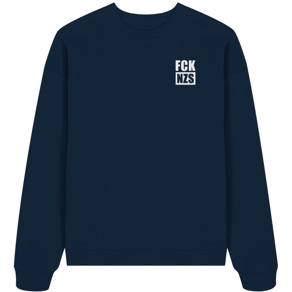 Vegan und Bio Oversized Sweatshirt bestickt: FCK NZS - Dunkelblaues Sweatshirt mit weißem Brustprint, aus 100% Bio-Baumwolle, rebellisches Design mit politischer Botschaft.