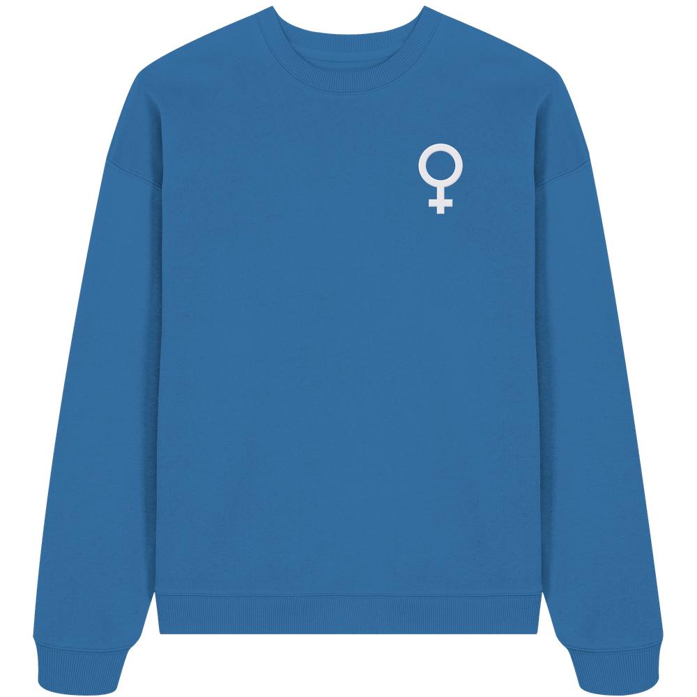 Blaues Oversized Sweatshirt aus Bio-Baumwolle mit gesticktem Venussymbol auf der Brust, repräsentiert den feministischen Kampf. Nachhaltig und vegan, passend zur rebellischen RUDE REBEL-Philosophie.