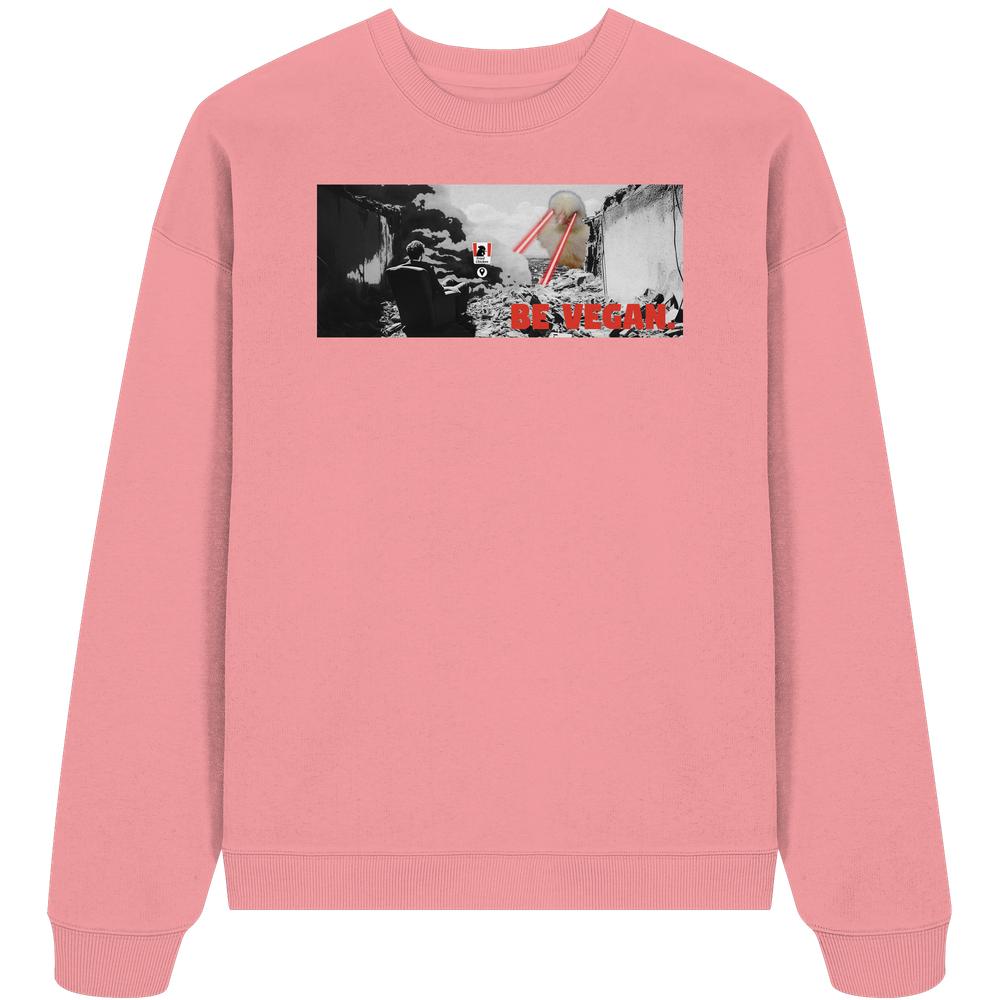 Vegan und Bio Oversized Sweatshirt mit post-apokalyptischem Motiv: Zerstörte Stadt, Laserstrahlen, „BE VEGAN!“ in rot, aus 100% Bio-Baumwolle, rebellisches Design von RUDE REBEL.