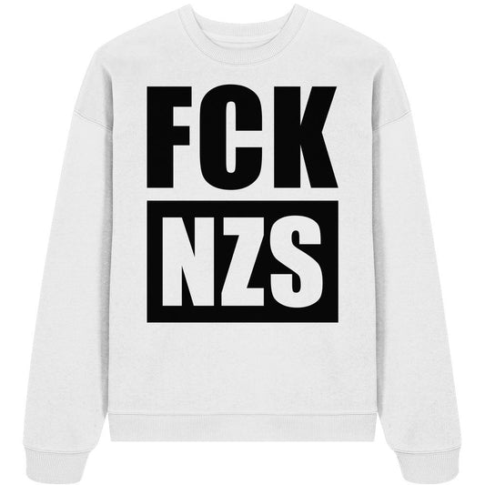 Vegan und Bio Oversized Sweatshirt: FCK NZS, weiß mit schwarzem Anti-Nazi-Slogan, hergestellt aus 100% Bio-Baumwolle, oversized Schnitt, Rippstrick-Details, rebellisches Design von RUDE REBEL.