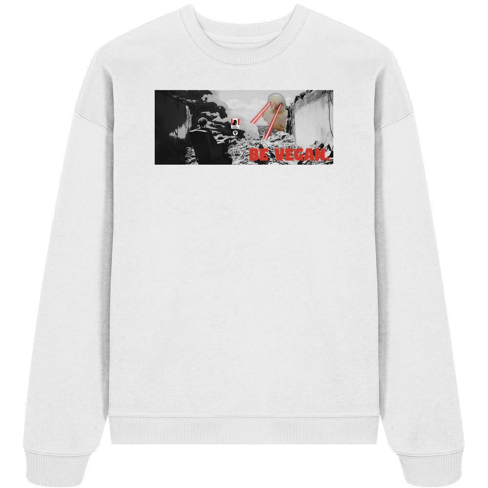 Vegan und Bio Oversized Sweatshirt: BE VEGAN. Weißer Crewneck mit post-apokalyptischem Grafikdesign, roter BE VEGAN-Schriftzug, aus 100% Bio-Baumwolle, rebellisches Design.