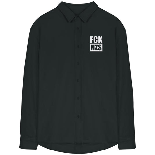 Vegan und Bio Hemd: FCK NZS, schwarzes Overshirt mit weißen Buchstaben „FCK NZS“ auf der Brust, aus 100% Bio-Baumwolle, entspannter Schnitt, rebellisches Design.