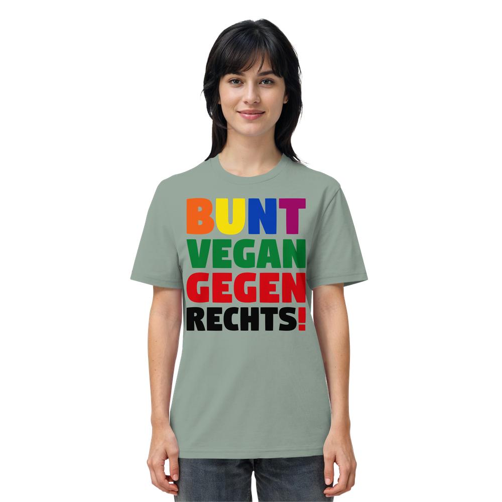 Junge Frau trägt ein Vegan und Bio Unisex Shirt: BUNT, VEGAN und GEGEN RECHTS! aus Bio-Baumwolle, inspiriert von Toleranz und Tierschutz.