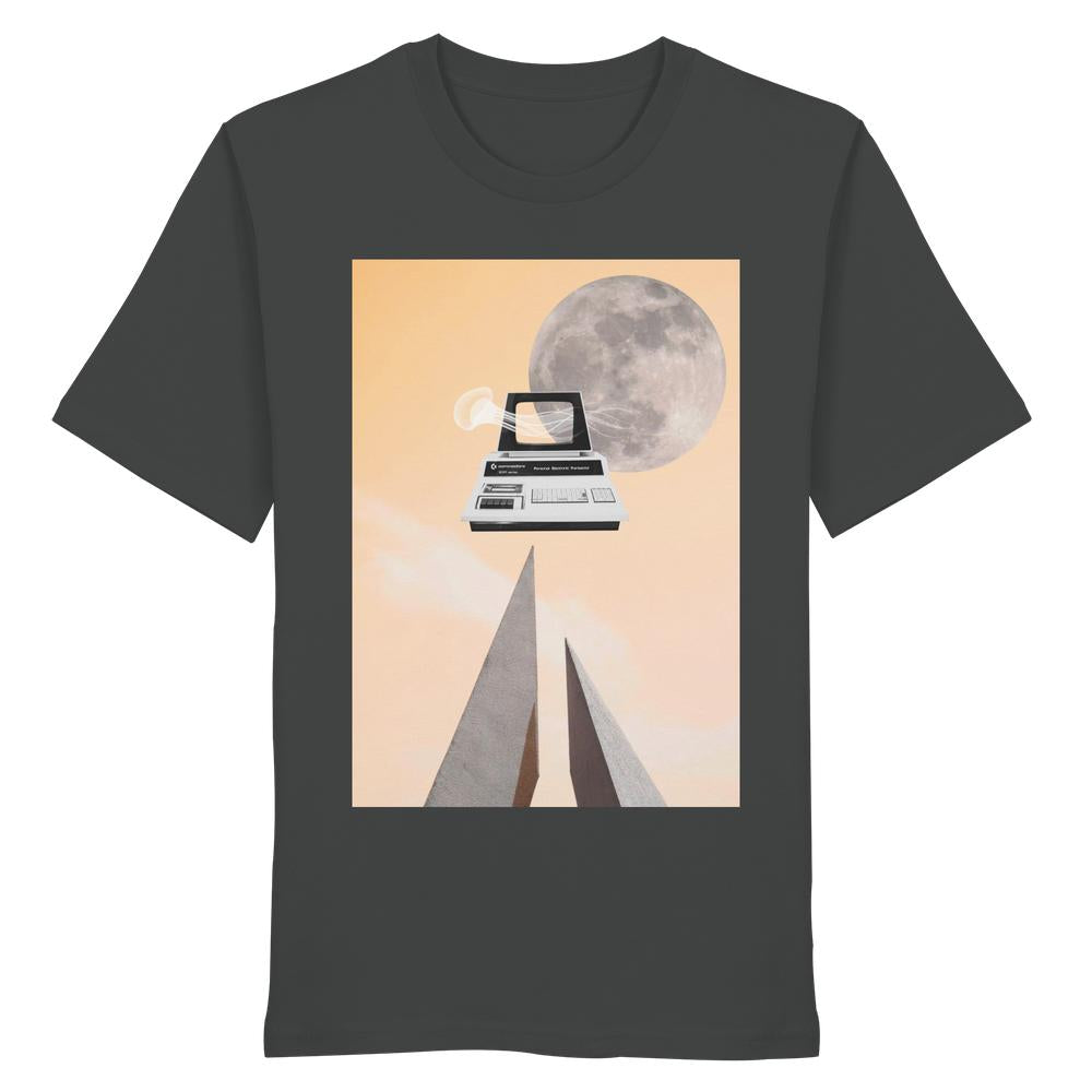 Dunkelgraues T-Shirt mit surrealem Retro-Futurismus-Print: Spitztürme, schwebender Vintage-Computer, mystische Rauchschwaden, Vollmond. Vegan und Bio Unisex Shirt: Retro Nerd.