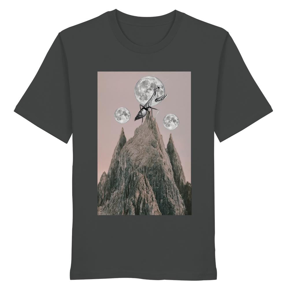 Vegan und Bio Unisex Shirt: Gottesanbeterin mit surrealem Grafikdruck – ein majestätisches Insekt auf Berggipfel, umgeben von drei Monden im rosa Himmel.
