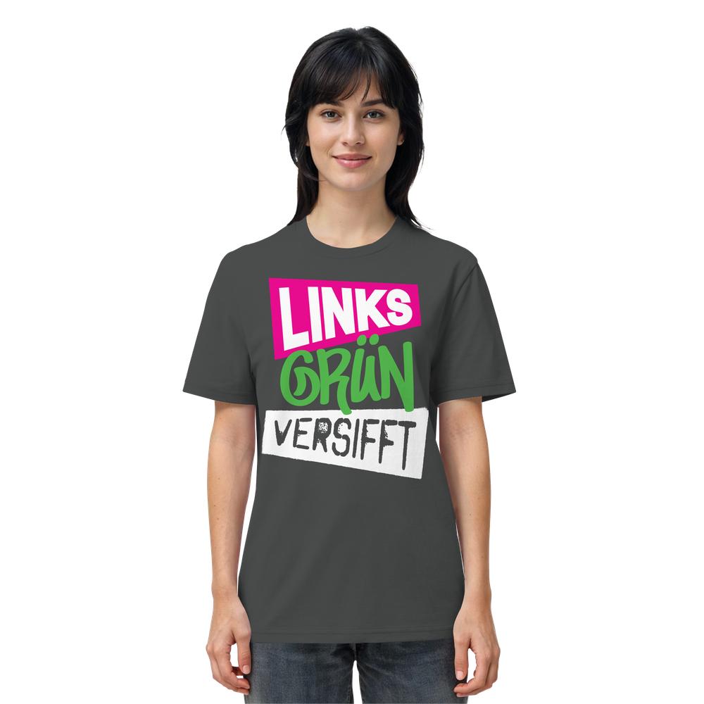 Junge Frau trägt das Vegan und Bio Unisex Shirt: Wir sind Links Grün versifft! mit markantem Schriftzug auf dunklem T-Shirt, stehend vor weißem Hintergrund.