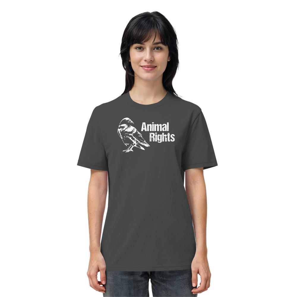 Person trägt ein dunkelgraues T-Shirt mit weißem Vogelmotiv und Animal Rights-Schriftzug. Vegan und Bio Unisex Shirt: Raven - Animal Rights aus 100% Bio-Baumwolle.