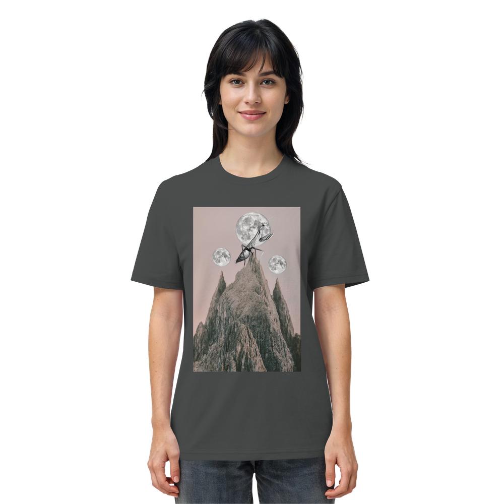 Frau trägt das Vegan und Bio Unisex Shirt: Gottesanbeterin in dunkelgrau mit surrealem Berg-Mond-Insektendesign. Hergestellt aus 100 % Bio-Baumwolle.