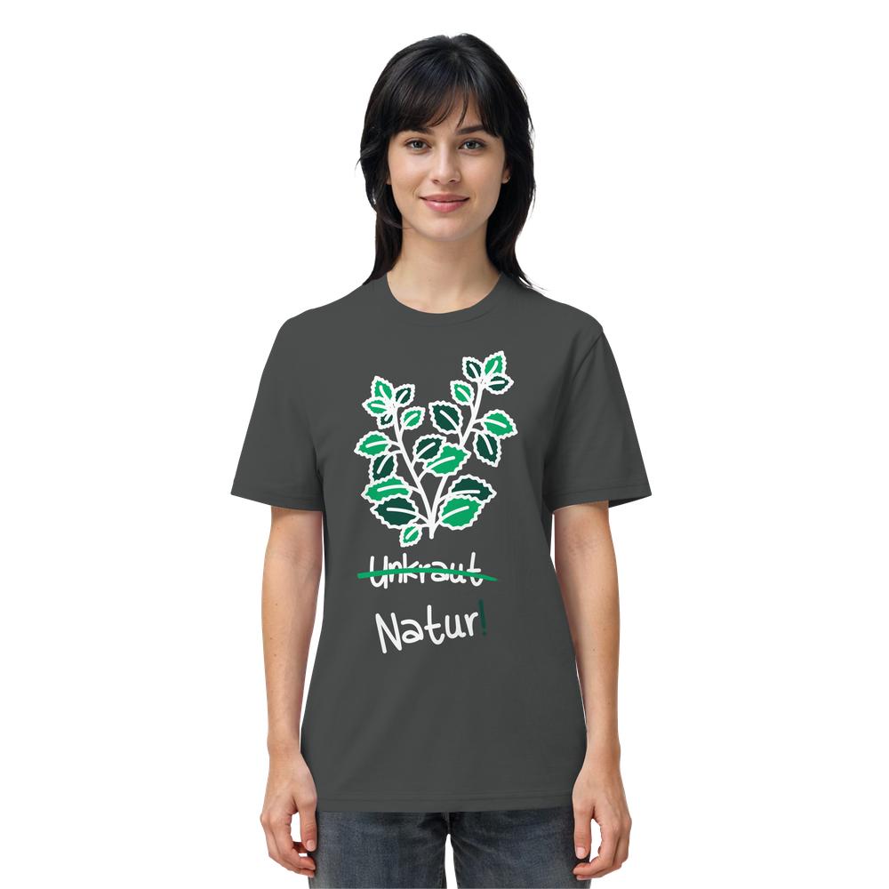 Person trägt das Vegan und Bio Unisex Shirt: Brennnessel - Naturschutz mit grünem Pflanzenmotiv und durchgestrichenem Unkraut, darunter Natur!. 100 % Bio-Baumwolle.