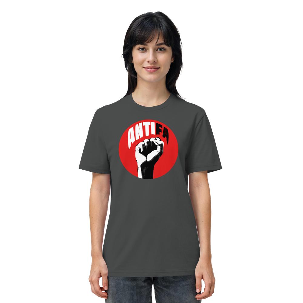 Person trägt das Vegan und Bio Unisex Shirt: Antifa - Kampf gegen Rechts mit rotem Kreis und weißer Faustgrafik, symbolisiert Widerstand gegen Faschismus.