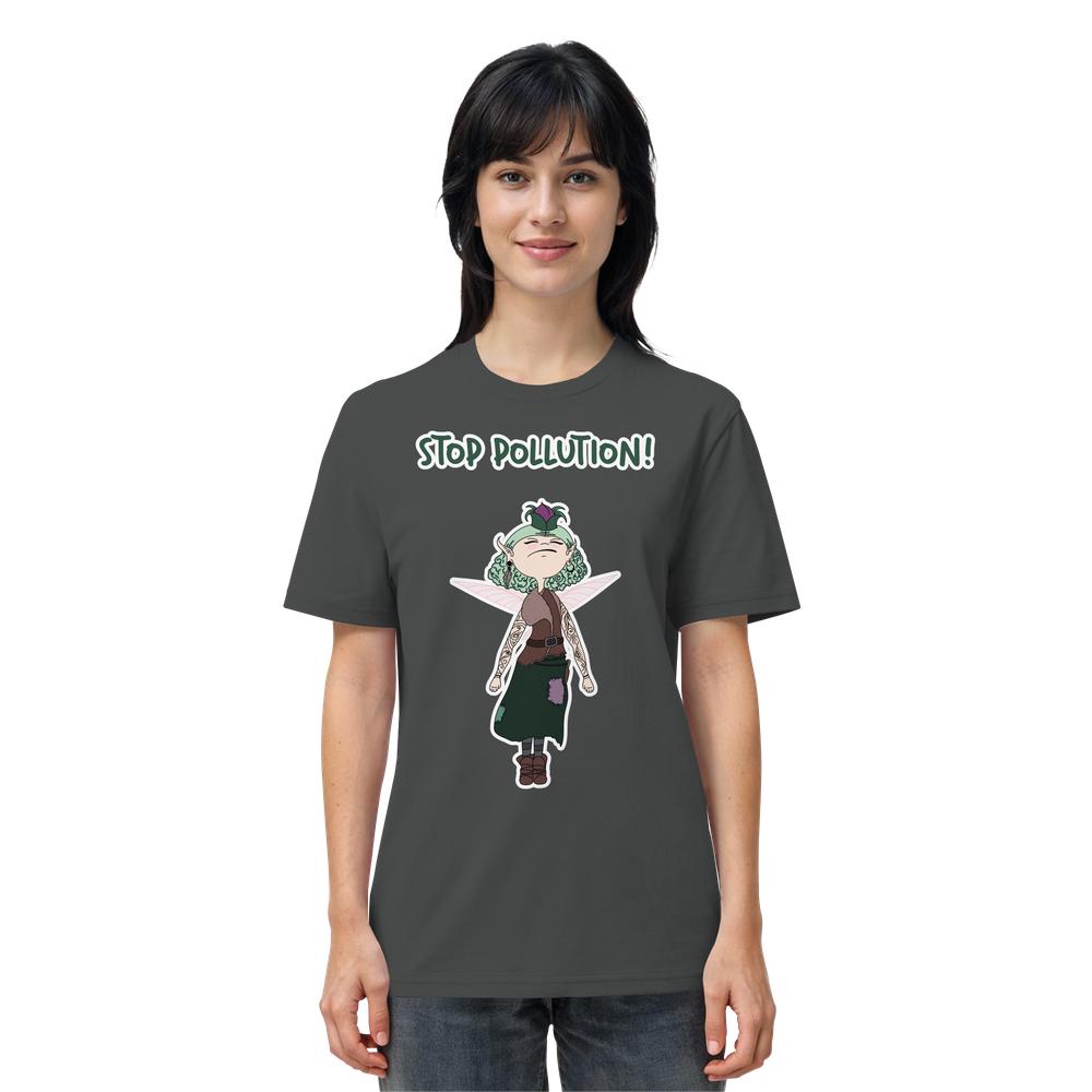 Junge Frau trägt das Vegan und Bio Unisex Shirt: STOP POLLUTION! - Krawall Fee, mit einer Cartoon-Fee, die gegen Umweltverschmutzung protestiert. Hergestellt aus 100% Biobaumwolle.