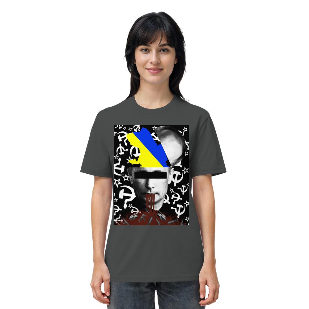 Frau trägt ein dunkel bedrucktes T-Shirt mit politischem Design STOP WAR IN UKRAINE!, das Graustufen-Portrait und Ukraine-Flagge zeigt, aus biologischer Baumwolle.