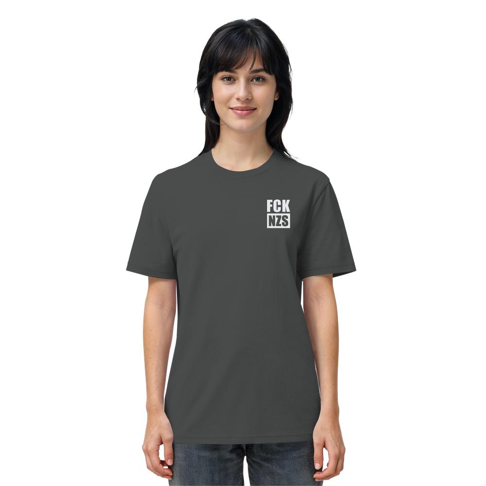 Junge Frau trägt ein dunkles graues Vegan und Bio Unisex Shirt bestickt: FCK NZS - Organic Shirt mit weißem Print, steht entspannt vor weißem Hintergrund.