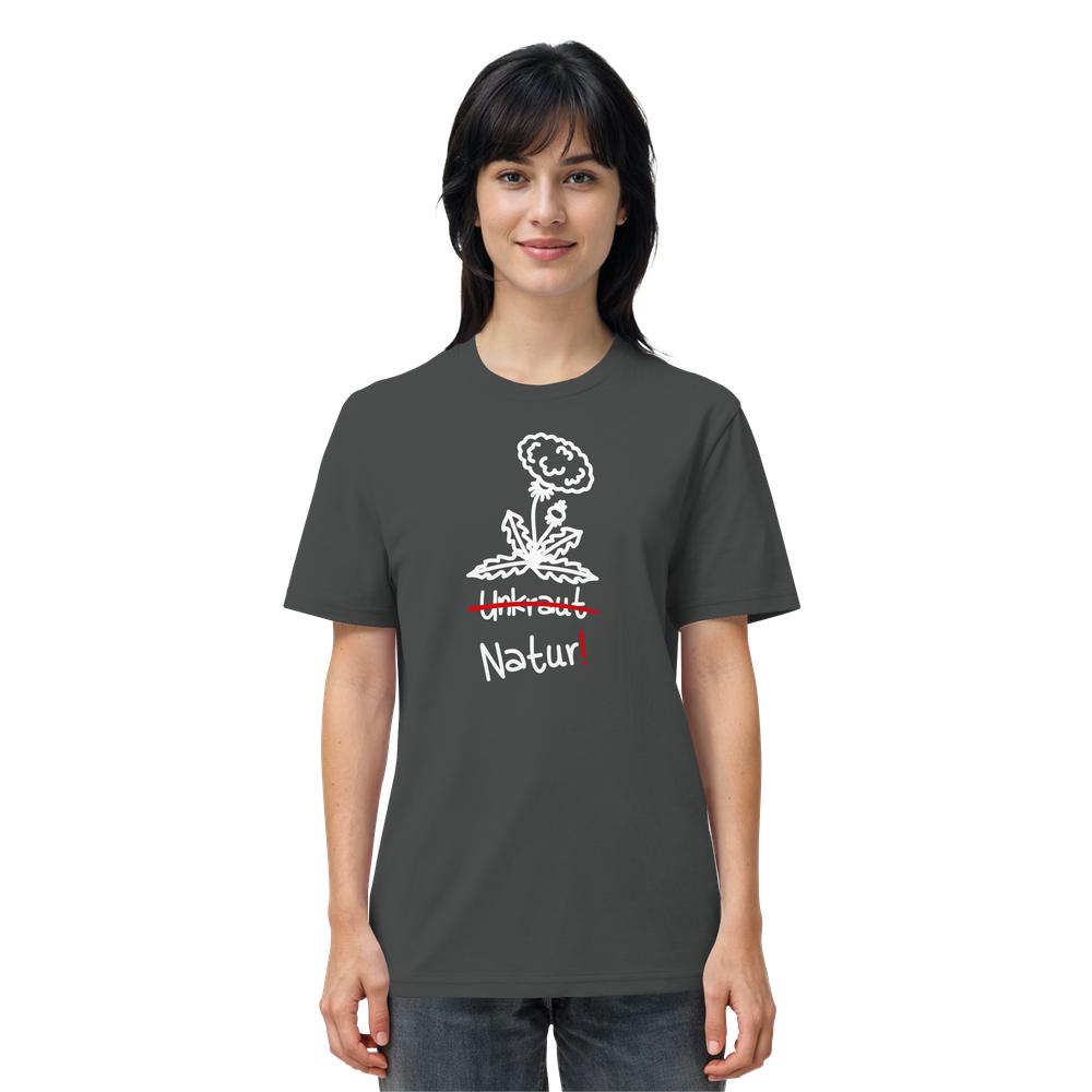 Person trägt das Vegan und Bio Unisex Shirt: Löwenzahn mit Löwenzahngrafik und durchgestrichenem Unkraut, darunter Natur!. Bio-Baumwolle, symbolisiert Naturschutz und Nachhaltigkeit.