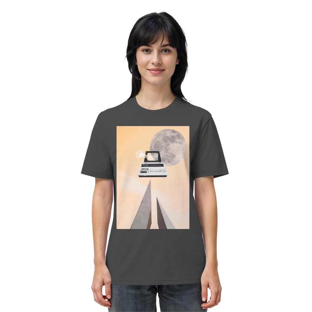 Frau trägt dunkelgraues Vegan und Bio Unisex Shirt: Retro Nerd mit surrealem Computer-Mond-Collage-Design, symbolisiert Natur versus Technik; aus 100% Bio-Baumwolle.