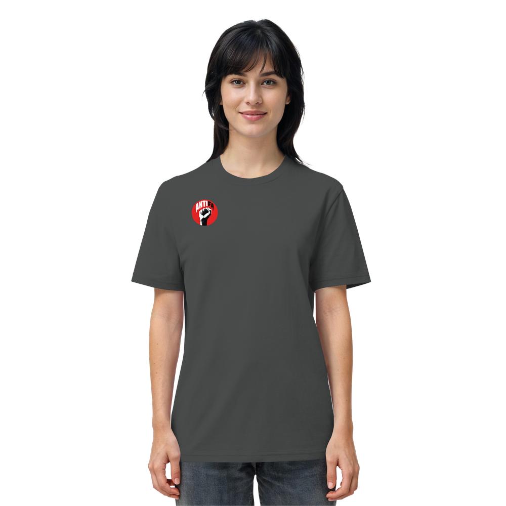 Junge Frau trägt ein dunkelgraues, veganes Bio-Shirt mit rotem Emblem ANTI und erhobenem schwarzen Faustsymbol, symbolisiert Widerstand gegen Rechts.