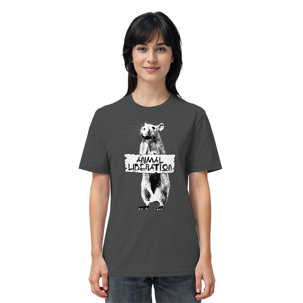 Person trägt ein dunkelgraues T-Shirt mit einer Schwarz-Weiß-Illustration einer Ratte und dem Schriftzug „ANIMAL LIBERATION“. Produkt: Vegan und Bio Unisex Shirt: Rat for Animal Liberation.