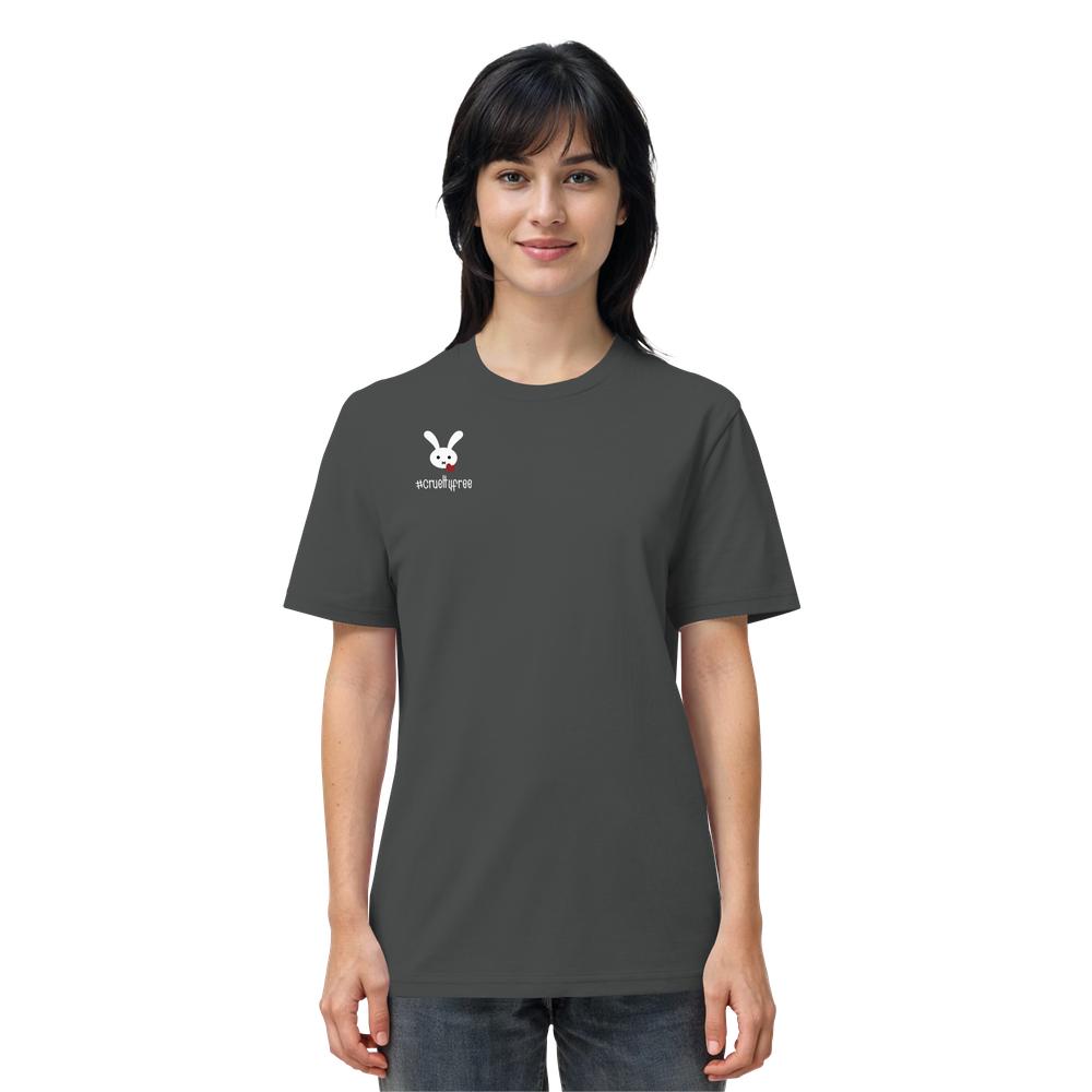 Modell trägt das Vegan und Bio Unisex Shirt: Crueltyfree Bunny aus Bio-Baumwolle mit stylisiertem Hasen-Design, symbolisiert Tierschutz und Nachhaltigkeit, von RUDE REBEL.