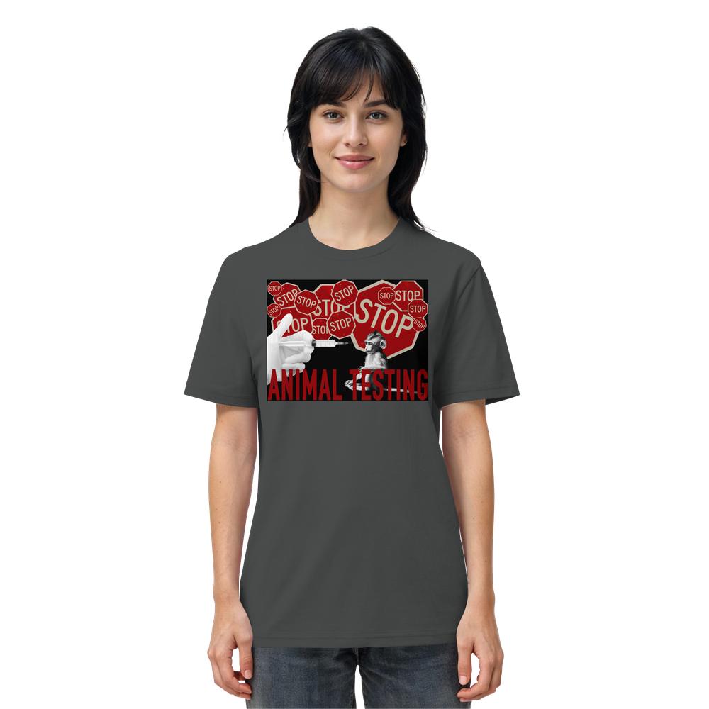 Frau trägt das Vegan und Bio Unisex Shirt: STOP ANIMAL TESTING! mit grafischem Aufdruck aus roten Stoppschildern und Spritze, das die Botschaft gegen Tierversuche vermittelt.