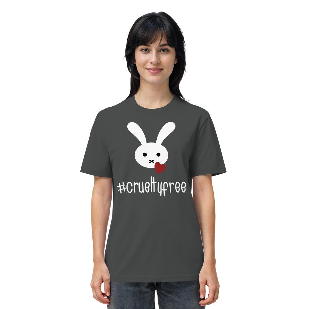 Frau trägt ein dunkelgraues Vegan und Bio Unisex Shirt: Crueltyfree Bunny BIG mit weißem Hasenmotiv und rotem Herz, betont Tierrechte. Bio-Baumwolle, normale Passform.