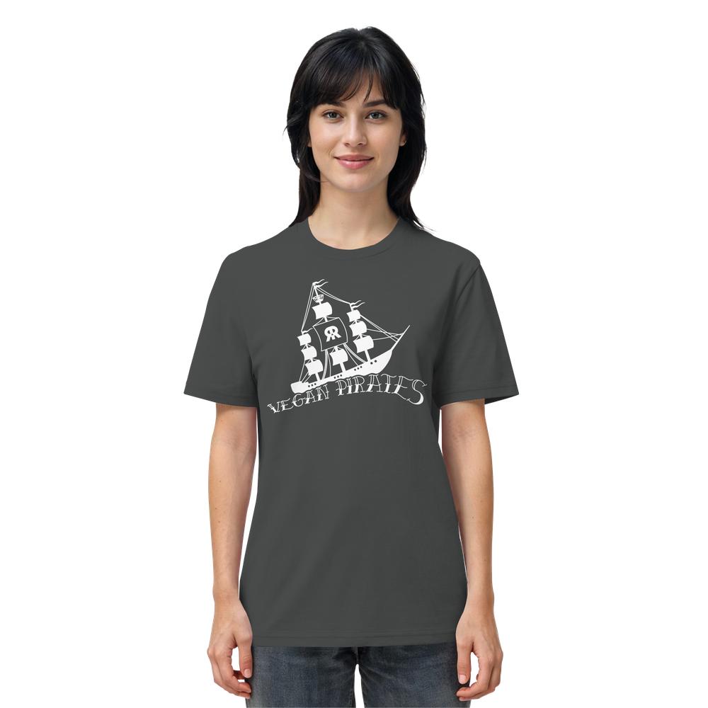 Person trägt ein dunkelgraues T-Shirt mit weißem Piratenschiff-Motiv, Vegan Pirates Text darunter. Bio-Baumwolle, normale Passform. Produkt: Vegan und Bio Unisex Shirt: Vegan Pirates.