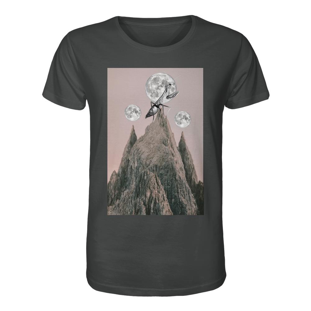 Vegan und Bio Unisex Shirt: Gottesanbeterin mit surrealem Grafikdruck von Felsen und Ameisen unter drei Monden. Hergestellt aus 100 % Bio-Baumwolle.