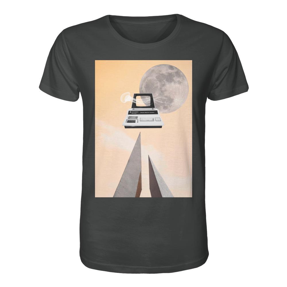 Vegan und Bio Unisex Shirt: Retro Nerd mit surrealem Grafikdesign, zeigt vintage Computer, mystische Elemente wie steinerne Spitzen und Mond. Hergestellt aus 100% Bio-Baumwolle.