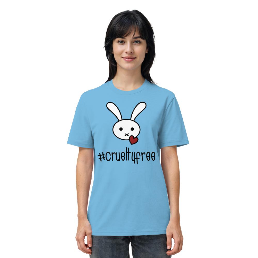 Eine Frau trägt das Vegan und Bio Unisex Shirt: Crueltyfree Bunny BIG mit Cartoon-Hasenmotiv und Herz, betont tierfreundliche Mode aus Bio-Baumwolle von RUDE REBEL.