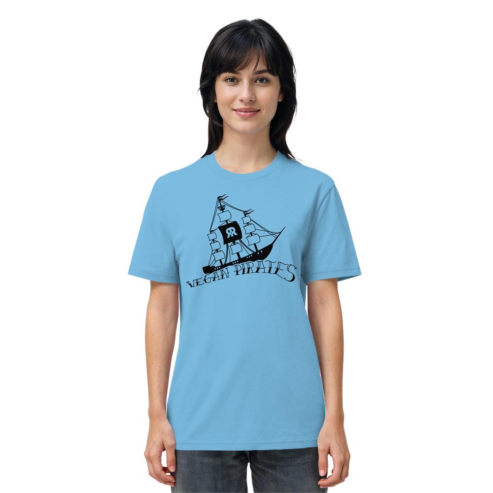 Person trägt ein Vegan und Bio Unisex Shirt: Vegan Pirates mit schwarzem Piratenschiff und Schriftzug, aus 100% Bio-Baumwolle, von RUDE REBEL.